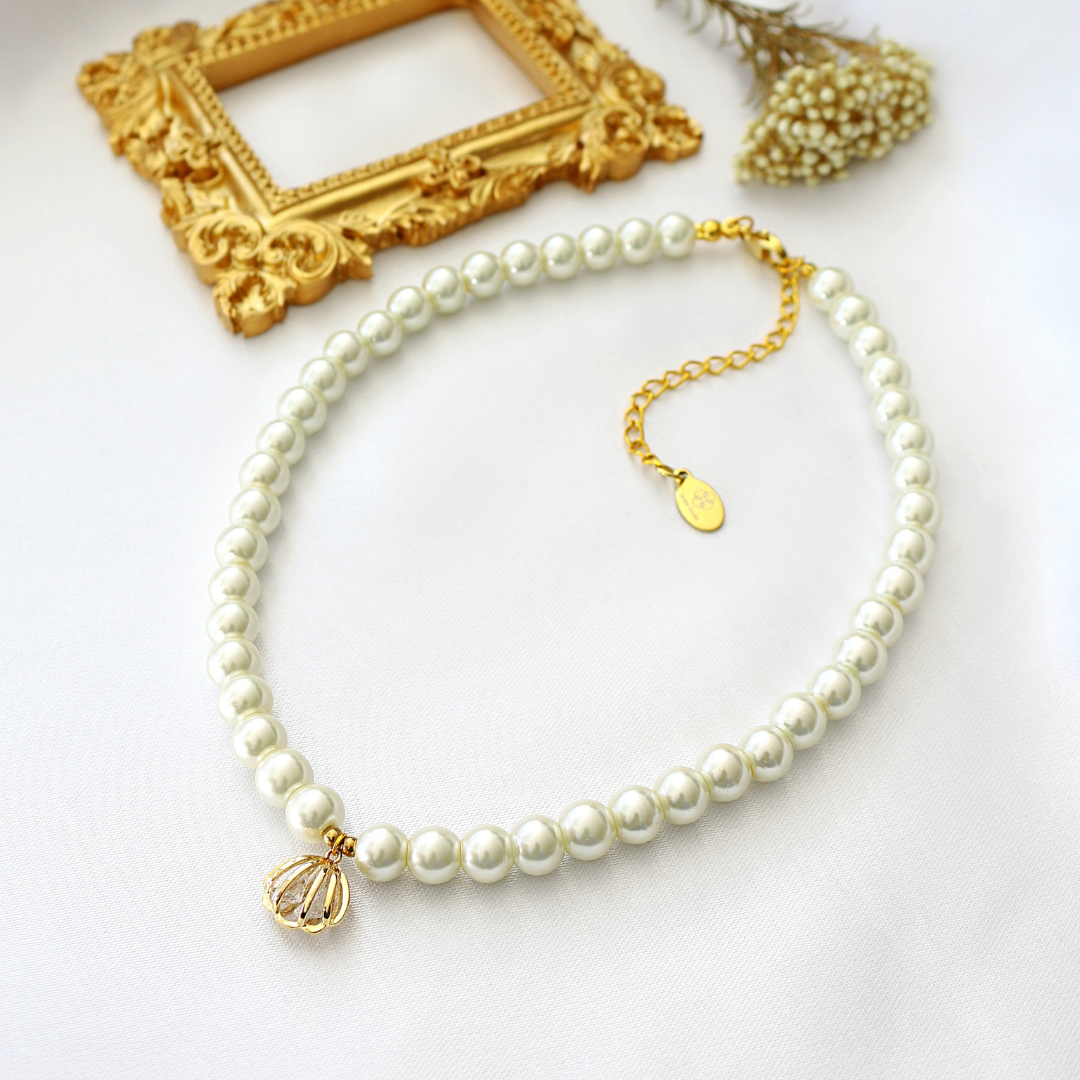 Czech Pearl Choker with Seashell Charm - A touch of the sea, a spark of elegance.