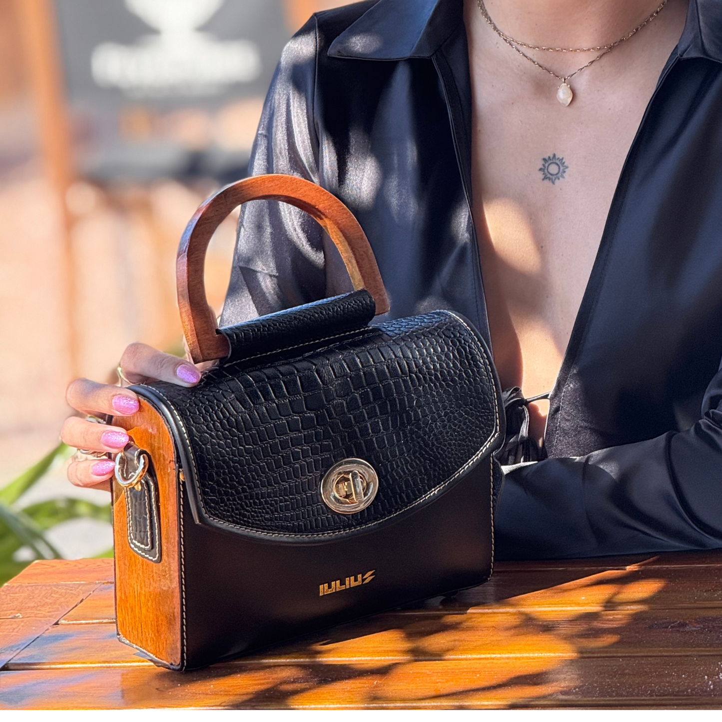 Crocodile-Textured Leather Bag with Natural Wood & Gold Hardware - Stand Out in Style