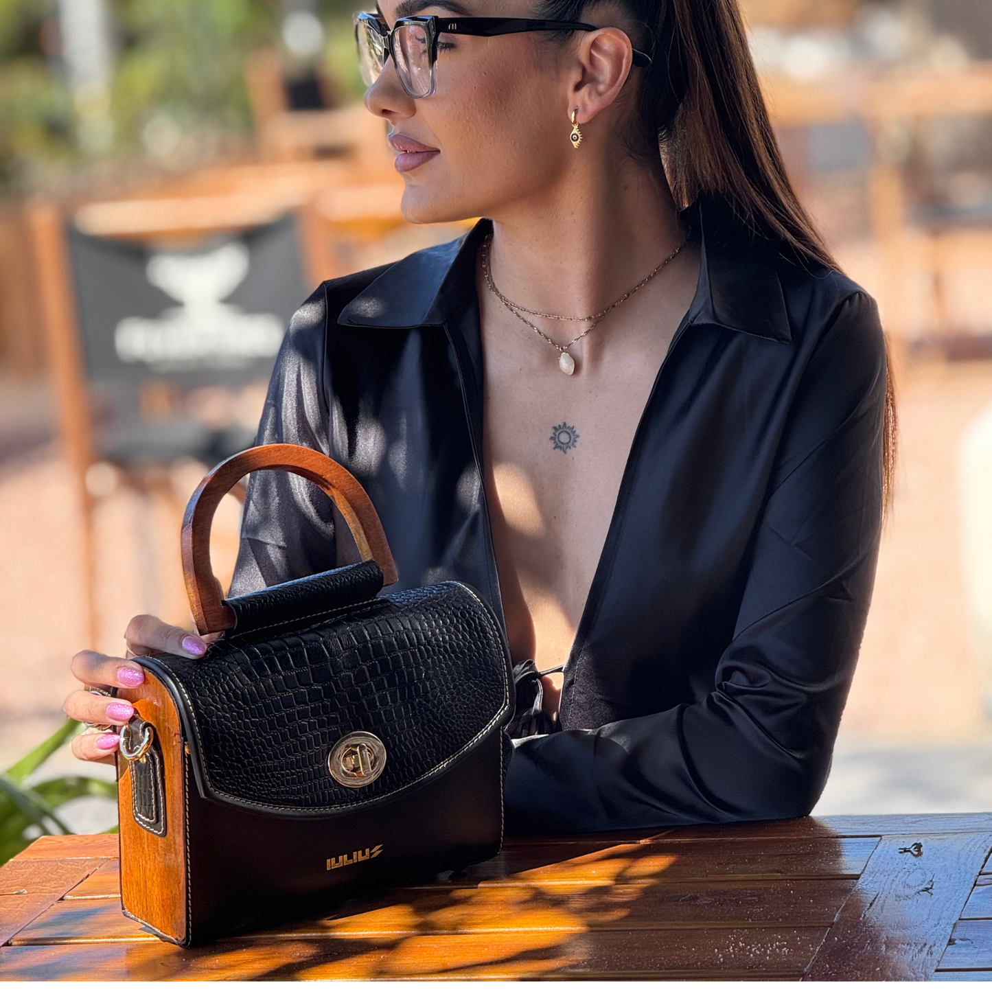 Crocodile-Textured Leather Bag with Natural Wood & Gold Hardware - Stand Out in Style