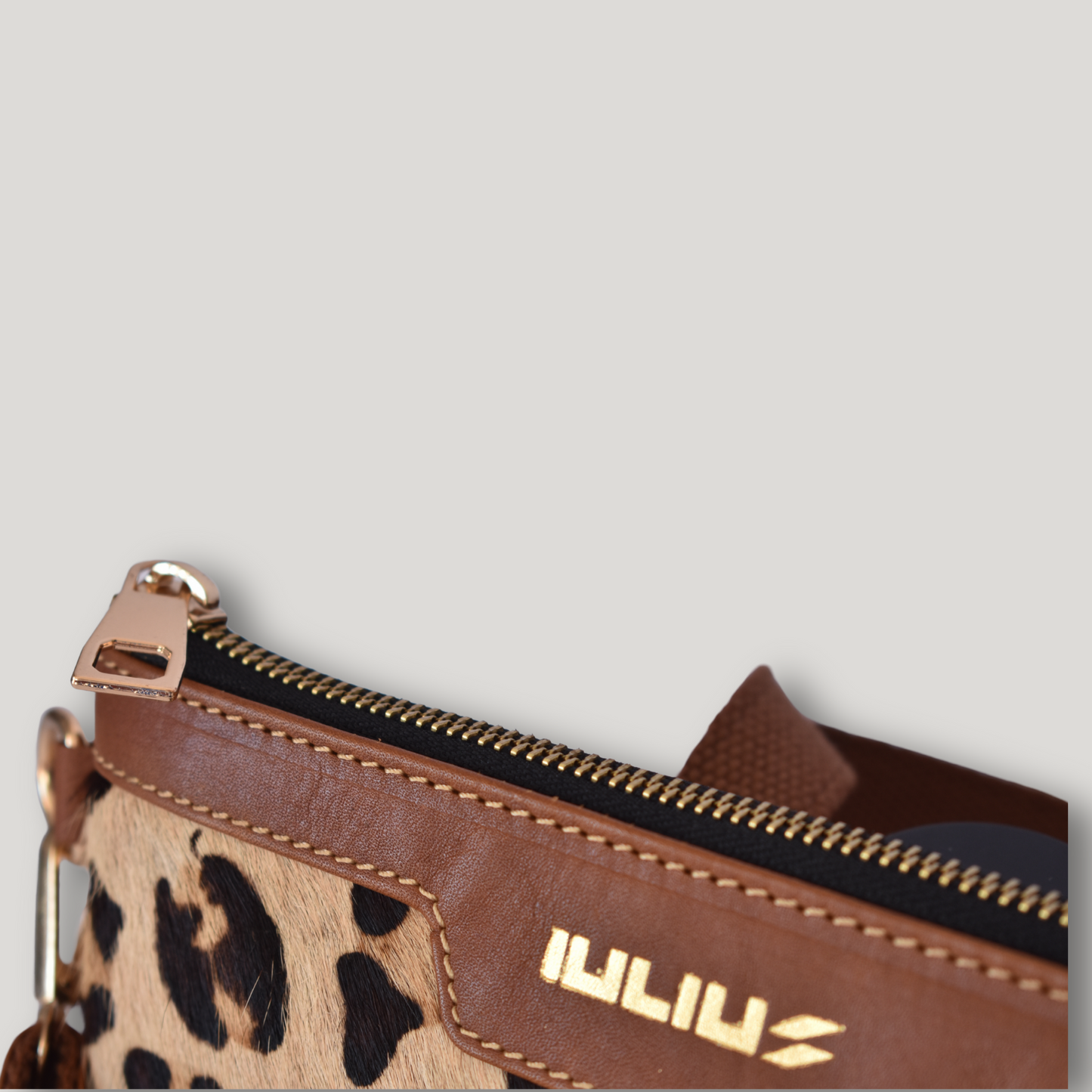 Leopard-Print Leather Purse – Wild Elegance in a Compact Design