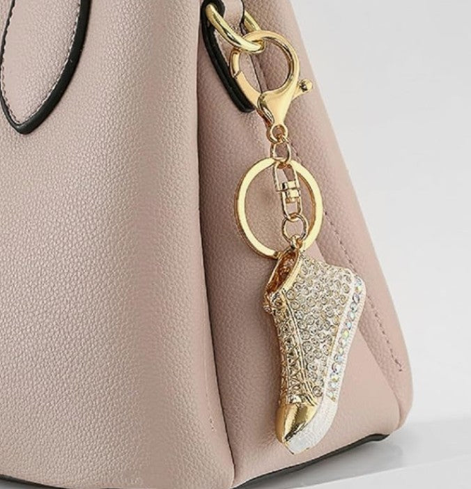 Schlüsselanhänger mit goldenem Schuhanhänger – Geschenkidee: Taschenanhänger mit Strasssteinen &amp; Autoschlüsselanhänger