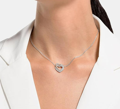 Swarovski Hyperbola Herz-Halskette – Geschenk für Mama – mit lila Schmetterlingsverzierung und Lindt Pralinen