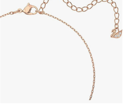 Swarovski-Schwanenhalskette – Geschenk für Oma – mit herzförmiger Acrylverzierung und Walkers Shortbread-Dose