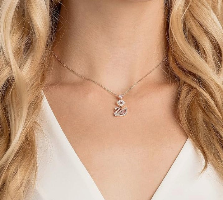 Swarovski-Schwanenhalskette – Geschenk für Oma – mit herzförmiger Acrylverzierung und Walkers Shortbread-Dose