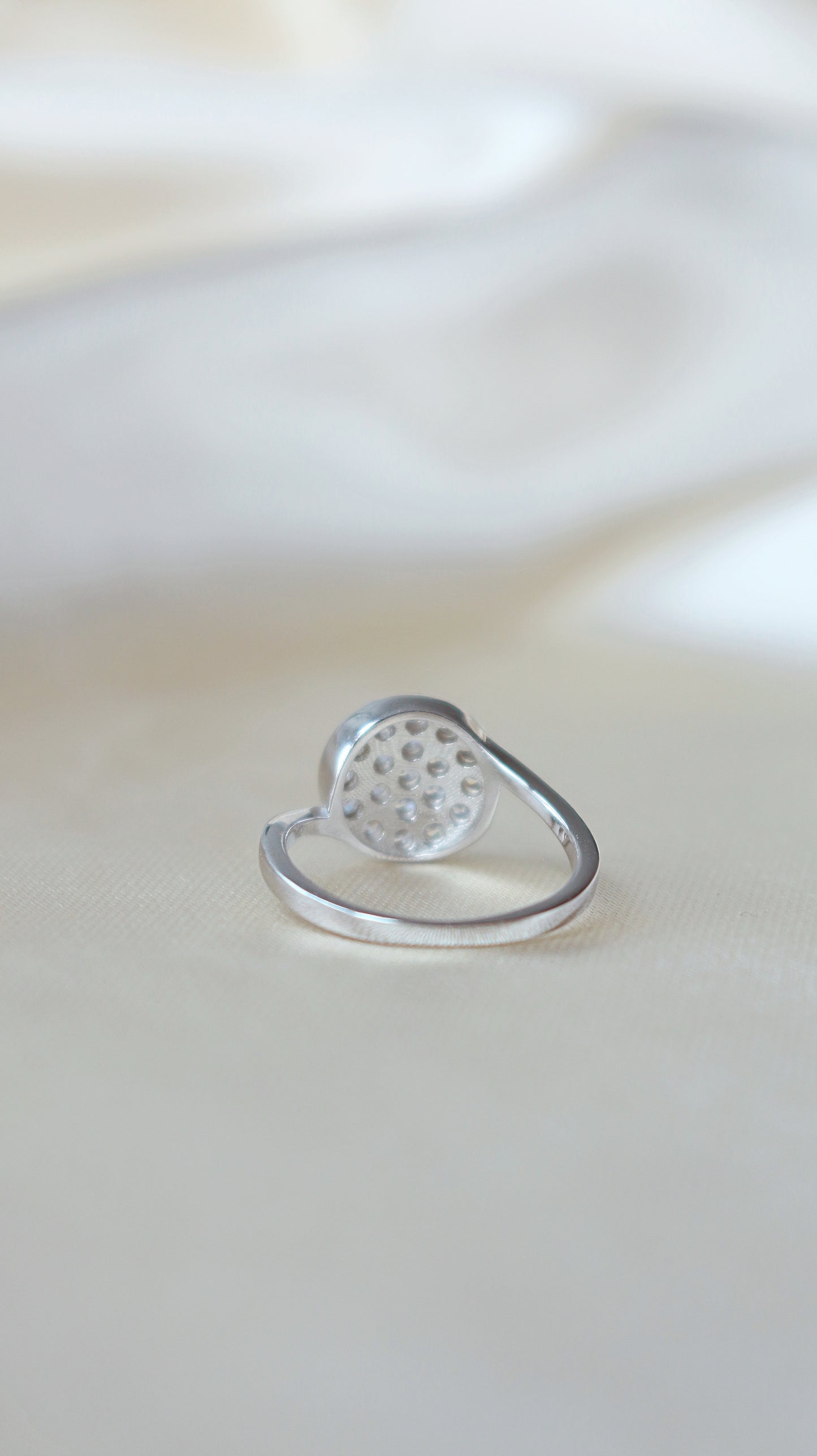 Silberner „Push My Buttons“-Statement-Ring – Weil dezent überbewertet ist