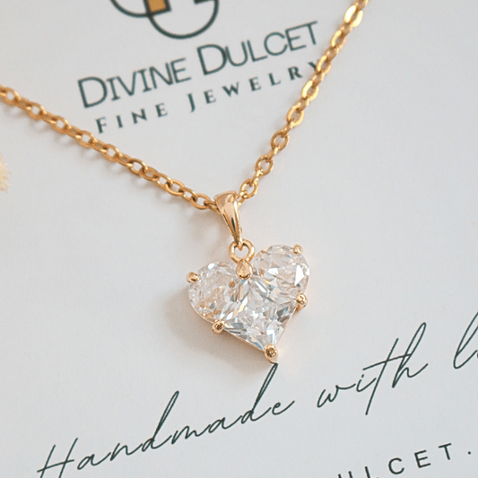 Strahlende Herz-Zirkonia-Halskette aus 24 Karat Gold – Lassen Sie Ihr Herz funkeln – zeitlose Eleganz mit einem modernen Touch