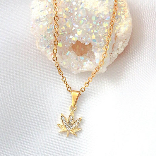 Halskette mit Cannabisblatt-Anhänger – Dezenter Schimmer, herausragender Stil