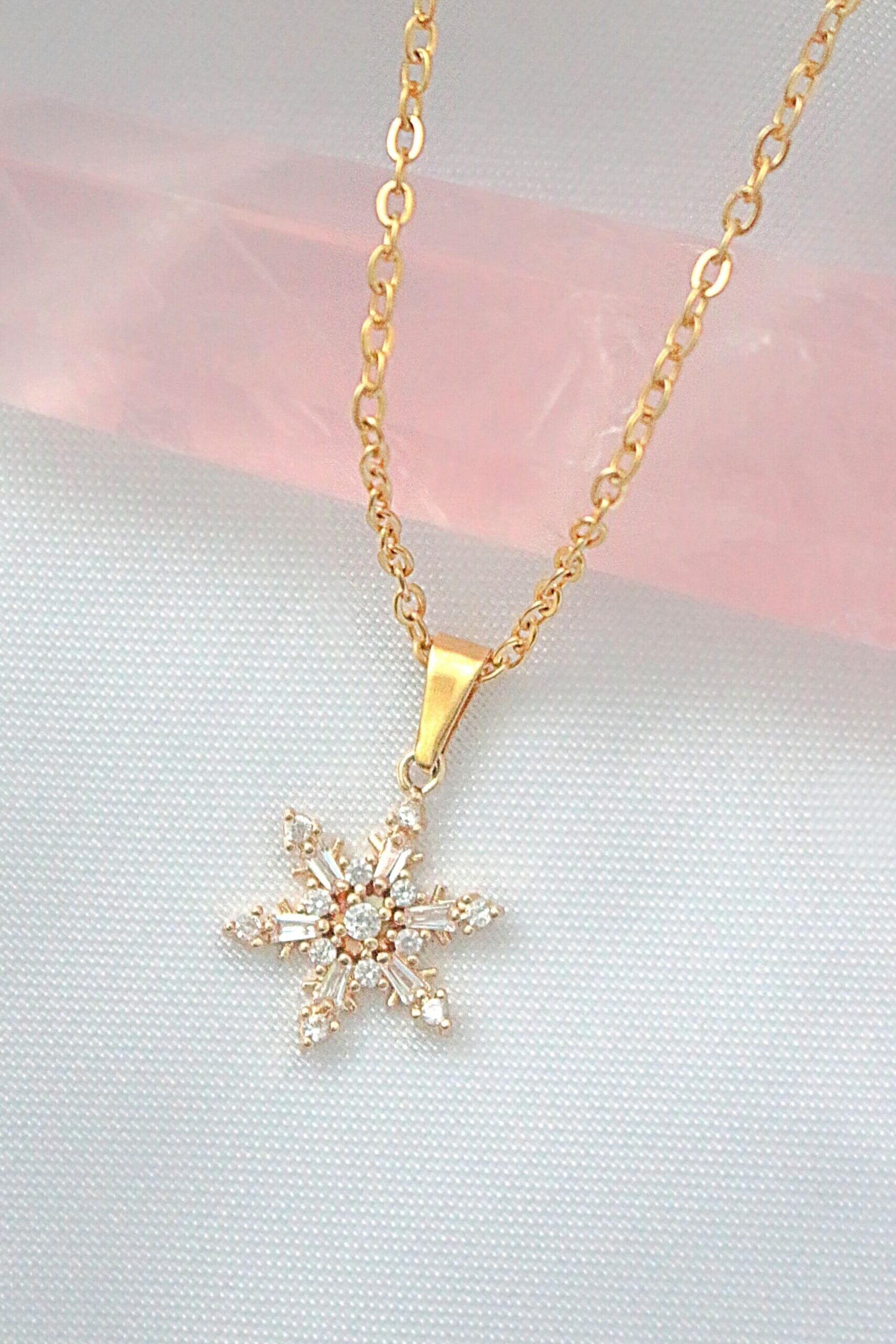 Halskette mit Schneeflocken-Anhänger, 24 Karat vergoldet mit Zirkonia – Zarte Eleganz