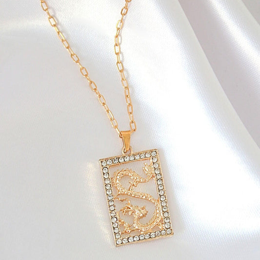 Halskette mit chinesischem Drachen und Zirkonia aus 24 Karat Gold – Kraft und Eleganz, eingefangen in jedem Detail