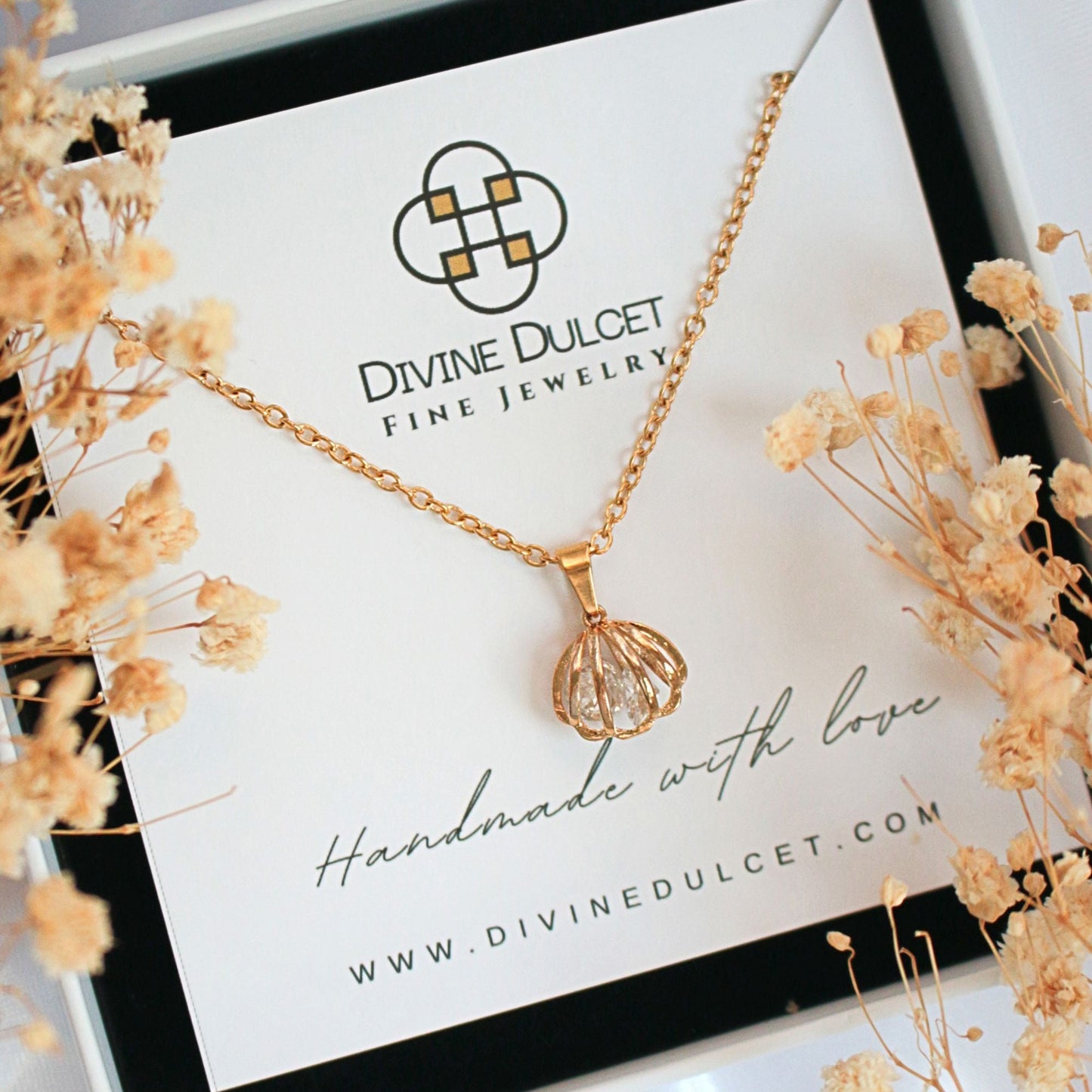 Dazzling Seashell Pendant Necklace - Ocean Glow, Timeless Sparkle