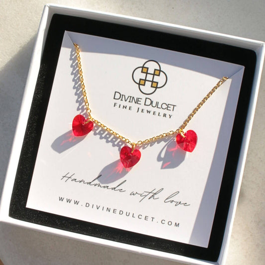 Halskette aus 24 Karat Gold mit 3 roten Herzen – Ein zarter Ausdruck der Liebe, handgefertigt, um zu glänzen