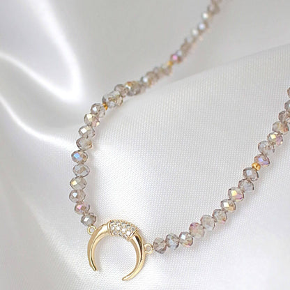 Hellblaues Chromkristall-Halsband mit vergoldetem Anhänger – verträumtes Funkeln für jeden Moment.