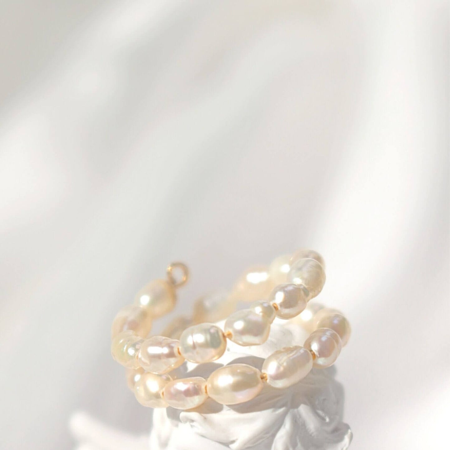 Spiralring mit Süßwasserperlen, 18 Karat vergoldet – Zarte Eleganz, die sich um Ihren Finger legt