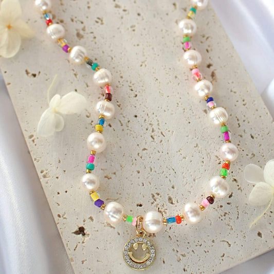 Buntes Perlen- und Smiley-Charm-Halsband aus 24 Karat Gold – Eine verspielte Mischung aus Eleganz und Freude