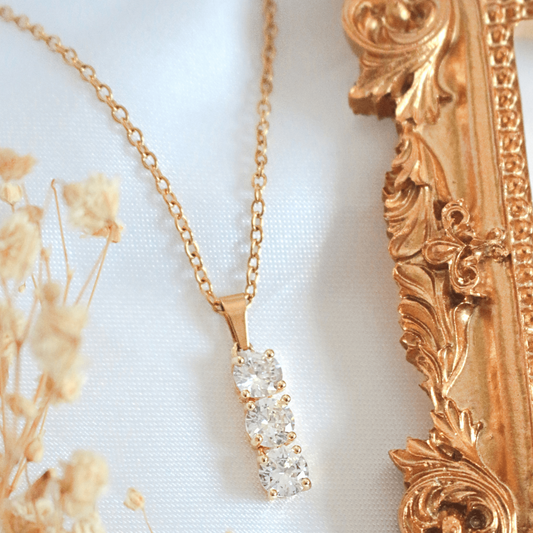 Tropfenförmige Käfig-Halskette mit Zirkonia, 24 Karat Gold – Zart und auffällig – Minimalistisches Statement mit strahlendem Glanz