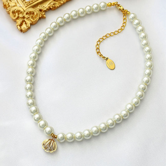 Tschechisches Perlenhalsband mit Muschelanhänger – Ein Hauch von Meer, ein Funke Eleganz.