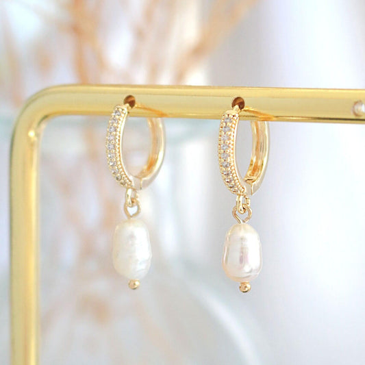 24 Karat Süßwasserperlen-Mini-Dangle-Creolen – Zeitlose Eleganz in zartem Design