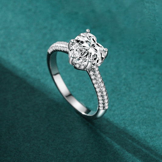 Funkelnder Statement-Ring „Heart of Ice“ – Weil die Liebe es verdient, aus jedem Blickwinkel zu strahlen.
