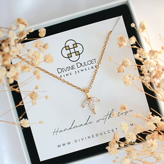 Zierliche Halskette mit Blütenblatt-Anhänger 24 Karat – Eleganz in Blüte