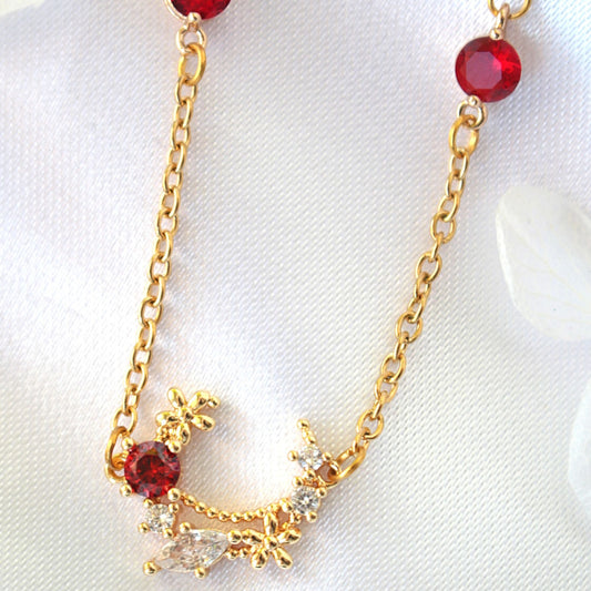 Feengarten-Halskette, 24 Karat vergoldet mit rotem Zirkonia – ein zierlicher Hauch von Magie.